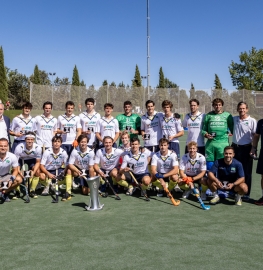 El Club de Campo masculino de hockey, con la copa de campeones de liga. Foto: Miguel Ángel Ros / CCVM