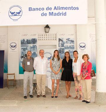 De derecha a izquierda:Anabel Martin, directora Gral. de asuntos sociales y Voluntariado de la CAM, Dolores Navarro, delegada de familia y asuntos sociales del Ayto de Madrid, Araceli Martin de Fundacion WE, Duquesa de Anjou, Margarita Vargas, José Carrión y Pedro Heredero, del departamento de comunicación de Banco de Alimentos de Madrid.