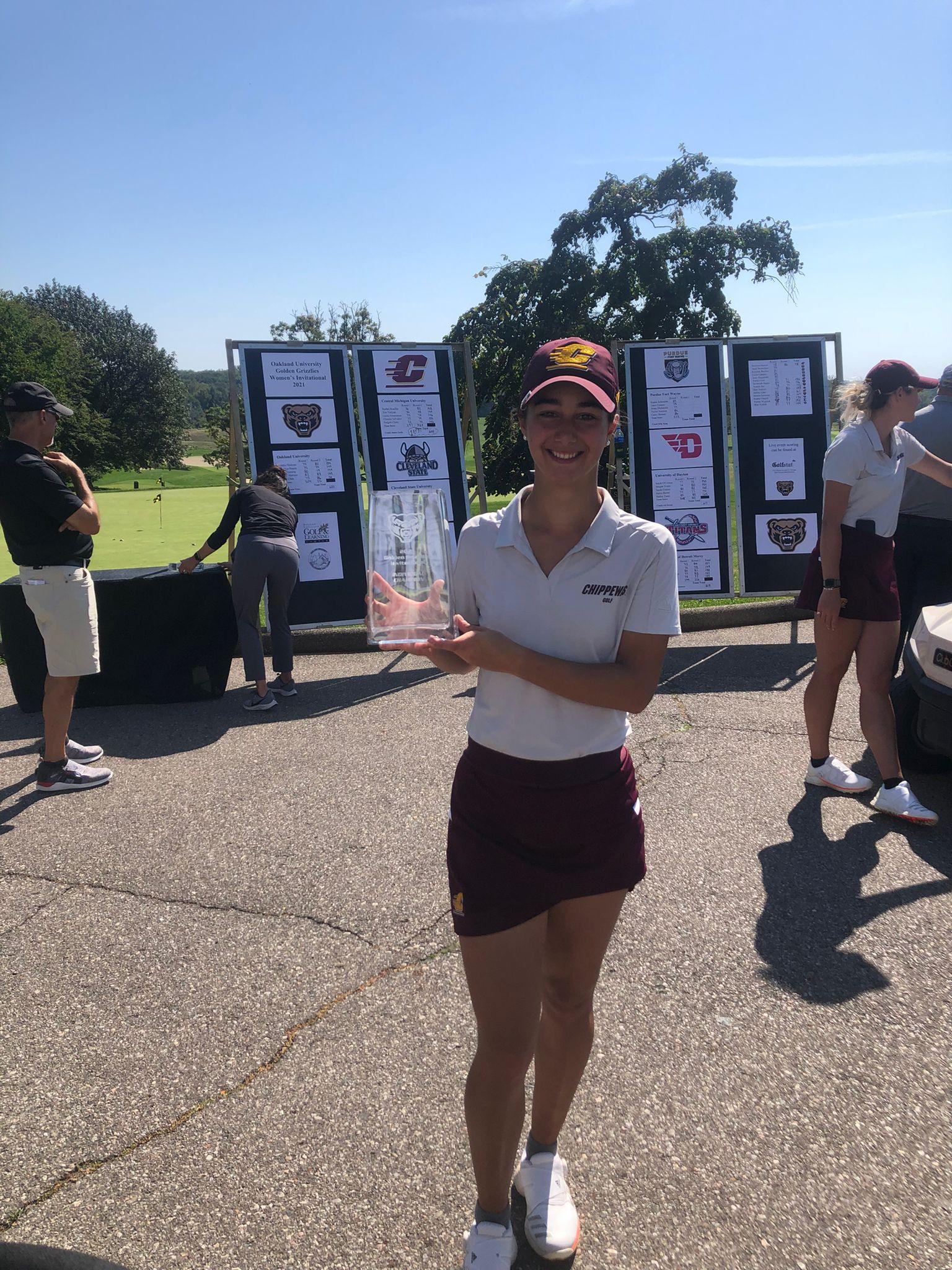 Casilda Allendesalazar, con el trofeo de campeona del Oakland Golden Grizzlies Invitational.