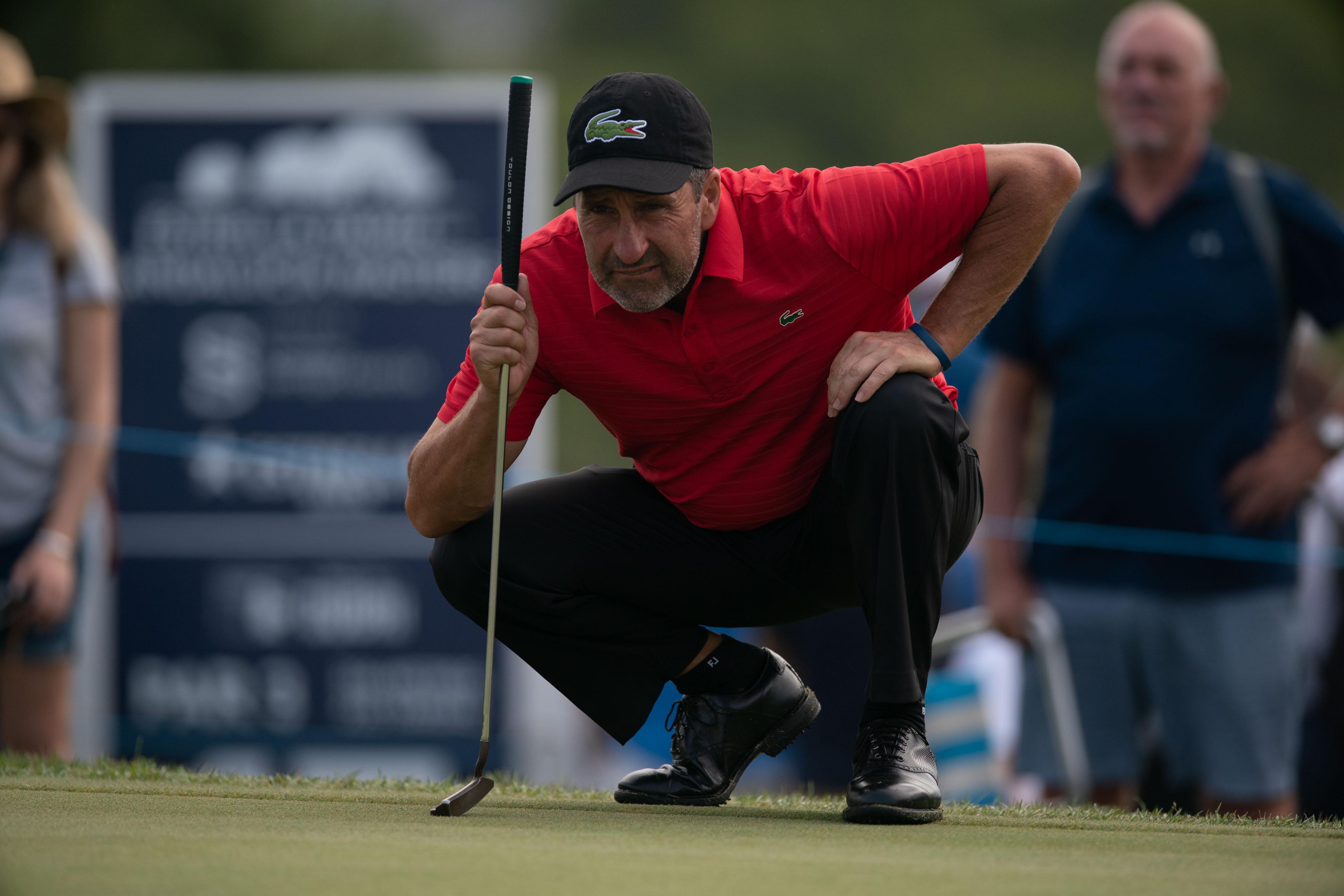 El golfista Chema Olazábal calcula un golpe. Foto: European Tour