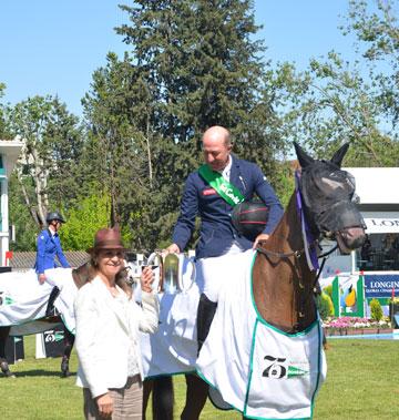 La Infanta Doña Elena entrega el trofeo al ganador