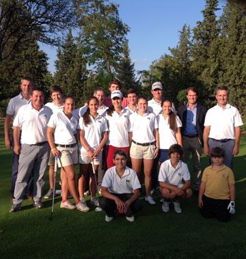 Los jugadores del Programa de Equipos Juveniles CCVM junto a los profesionales Alfonso Piñero y Álvaro Salto, el Delegado de Golf Infantil, Alfonso Aguilera, el Gerente del Club de Campo Villa de Madrid, D. Alfonso Segovia y el Delegado de Golf, Ignacio González.