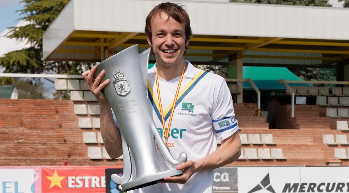 Bosco Pérez-Pla, con la copa de campeón de Liga. Foto: Rfeh