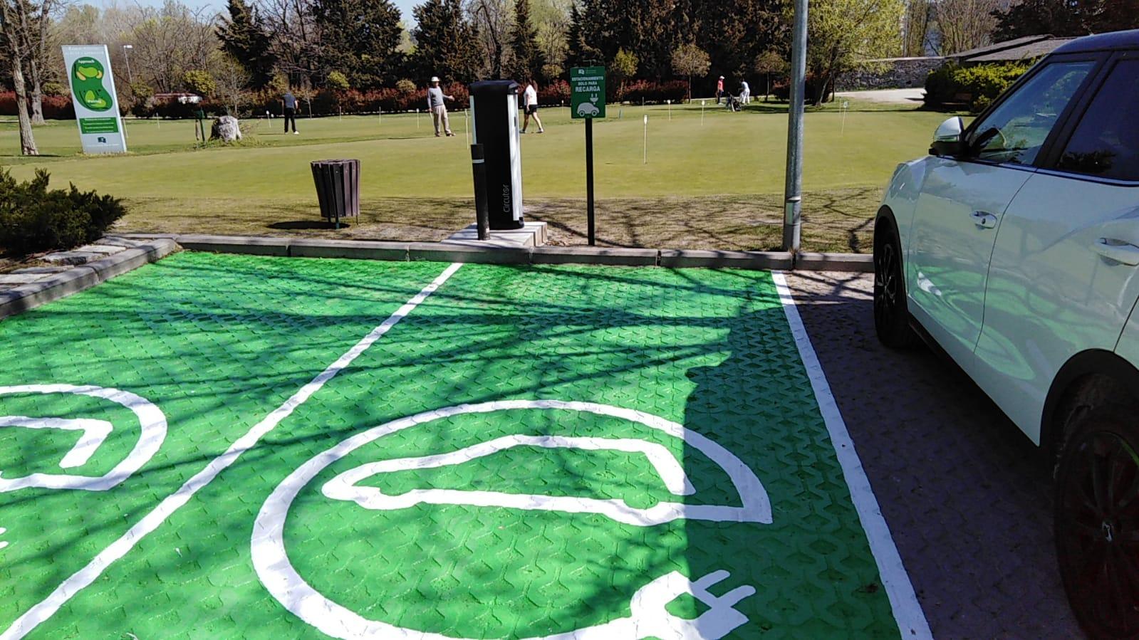 Punto de recarga eléctrica de vehículos en el campo de prácticas de golf.