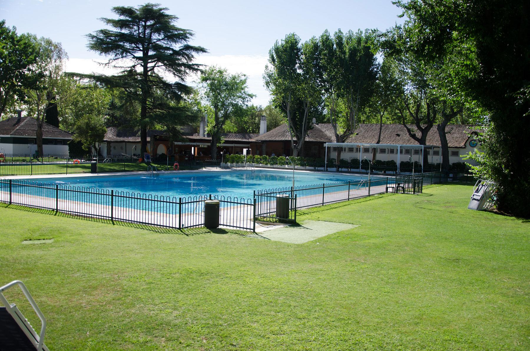 Piscina de verano del Club de Campo Villa de Madrid.