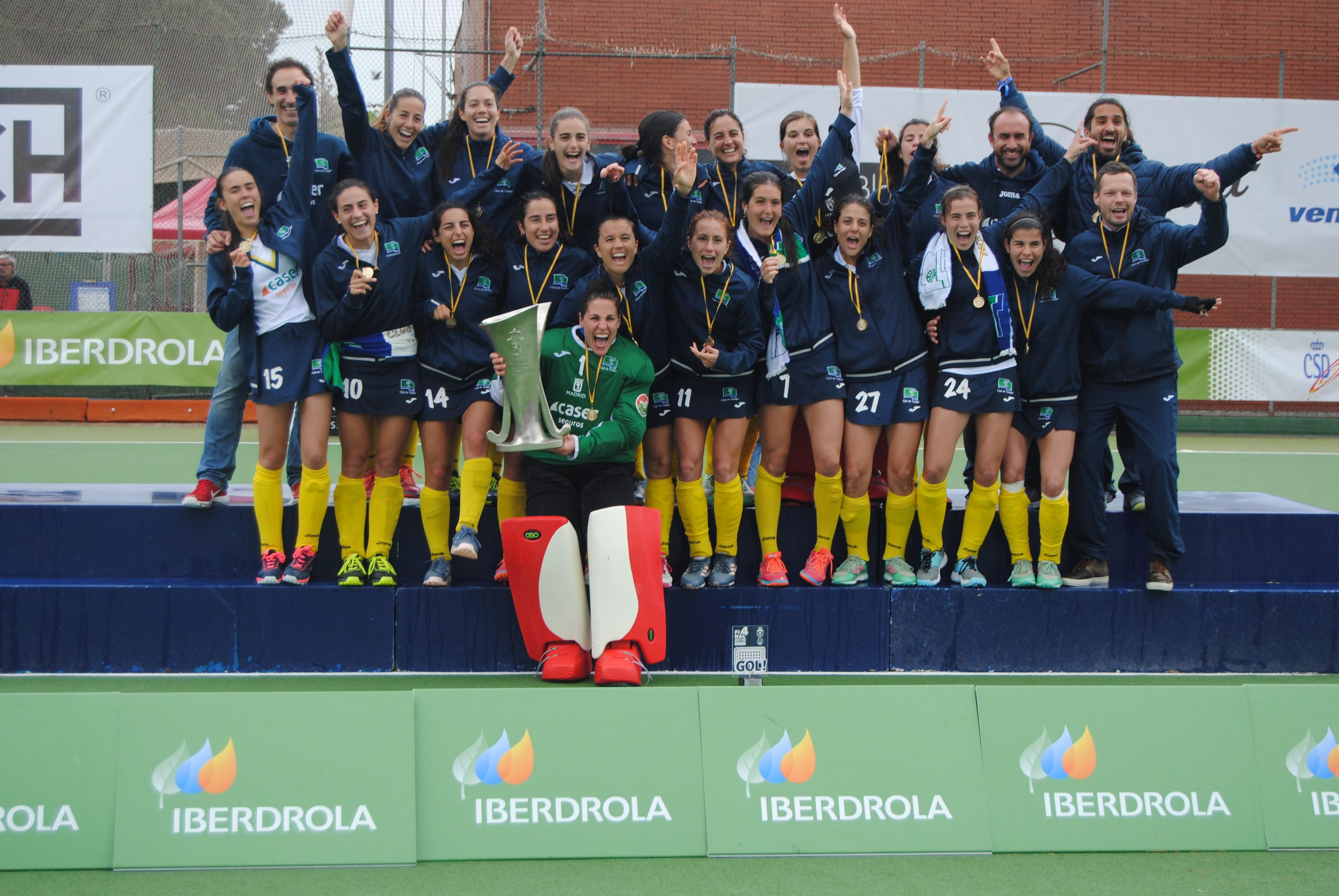 El equipo de hockey femenino del Club celebra el último título de Liga.