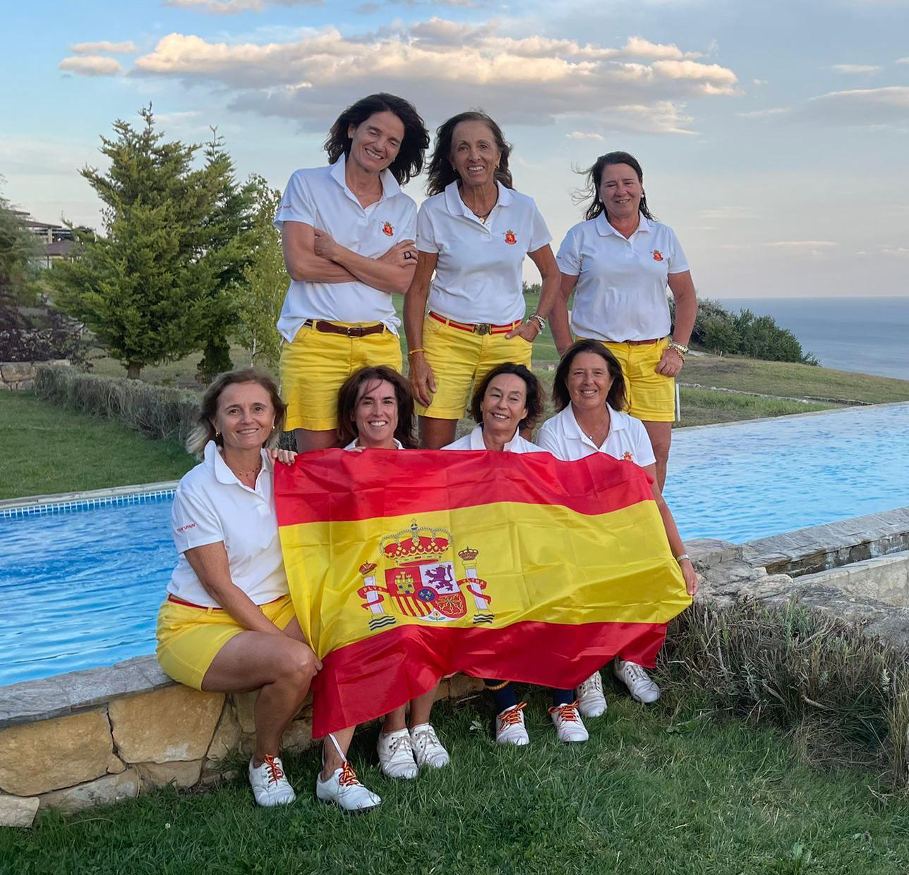 María de Orueta (de pie, en el centro) y el resto del equipo español. Foto: Rfegolf