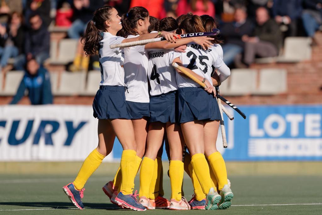 El Club de Campo de hockey femenino celebra un gol.