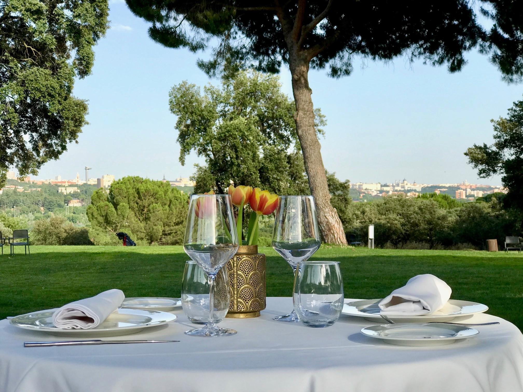 Terraza del restaurante del Pabellón Social del Club de Campo Villa de Madrid.