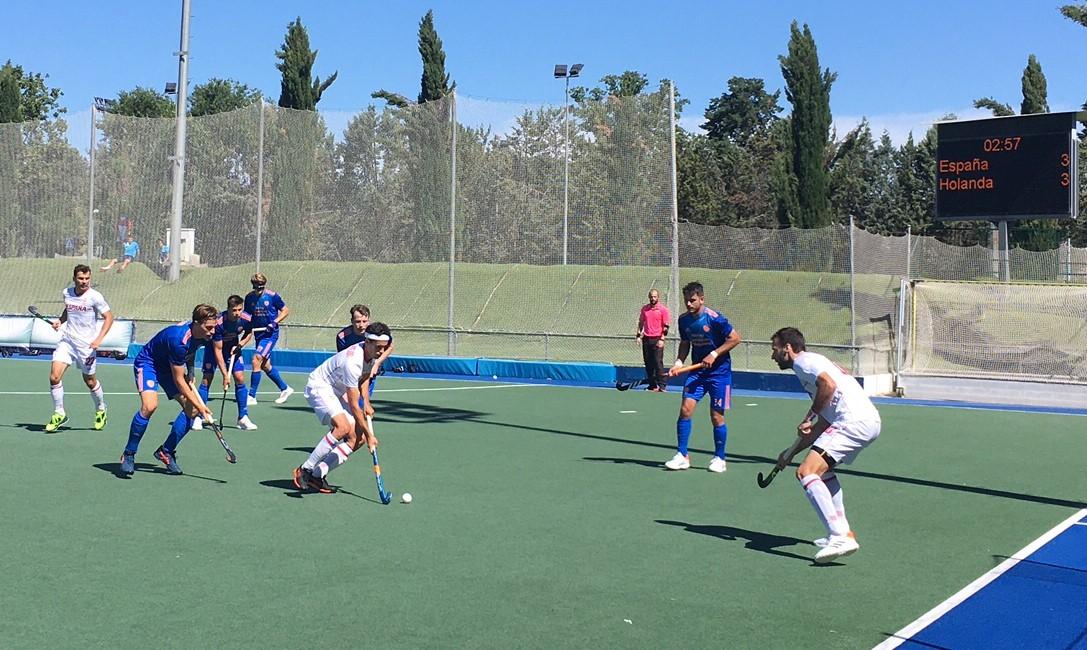 El jugador del Club Quique González de Castejón controla la bola rodeado de neerlandeses.