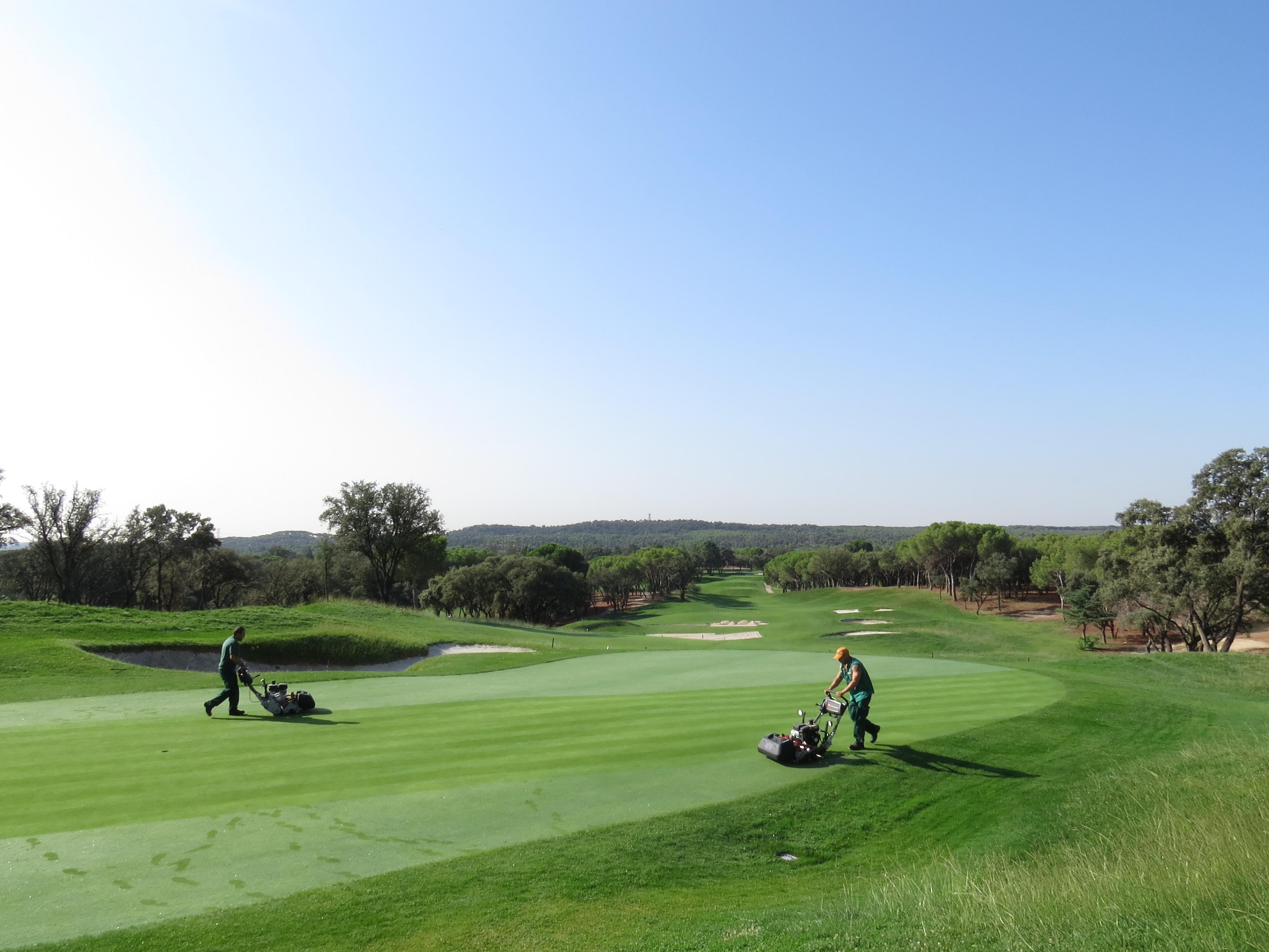 Mantenimiento y preparación del hoyo 18 del Club de Campo Villa de Madrid. Foto: EGD