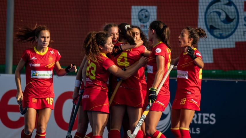 Las jugadoras de la selección española femenina de hockey hierba celebran un gol.