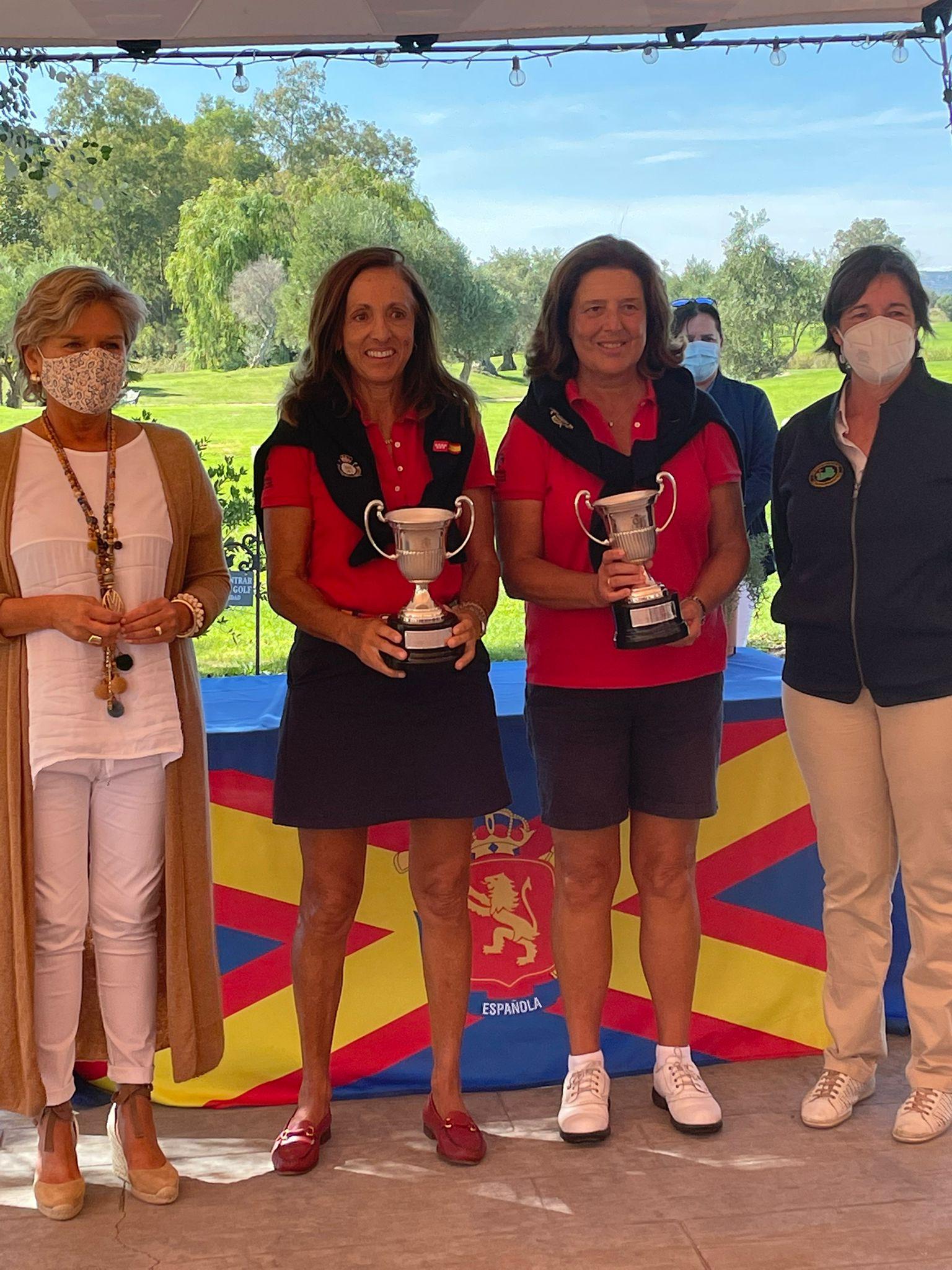 María de Orueta (izda.) y Rocío Ruiz, campeonas de España dobles sénior femenino. Foto: Rfegolf