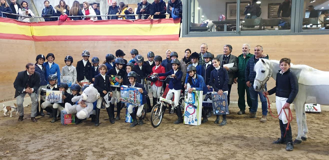 Imagen de grupo del Concurso Nacional de Saltos de Ponis de 2019.