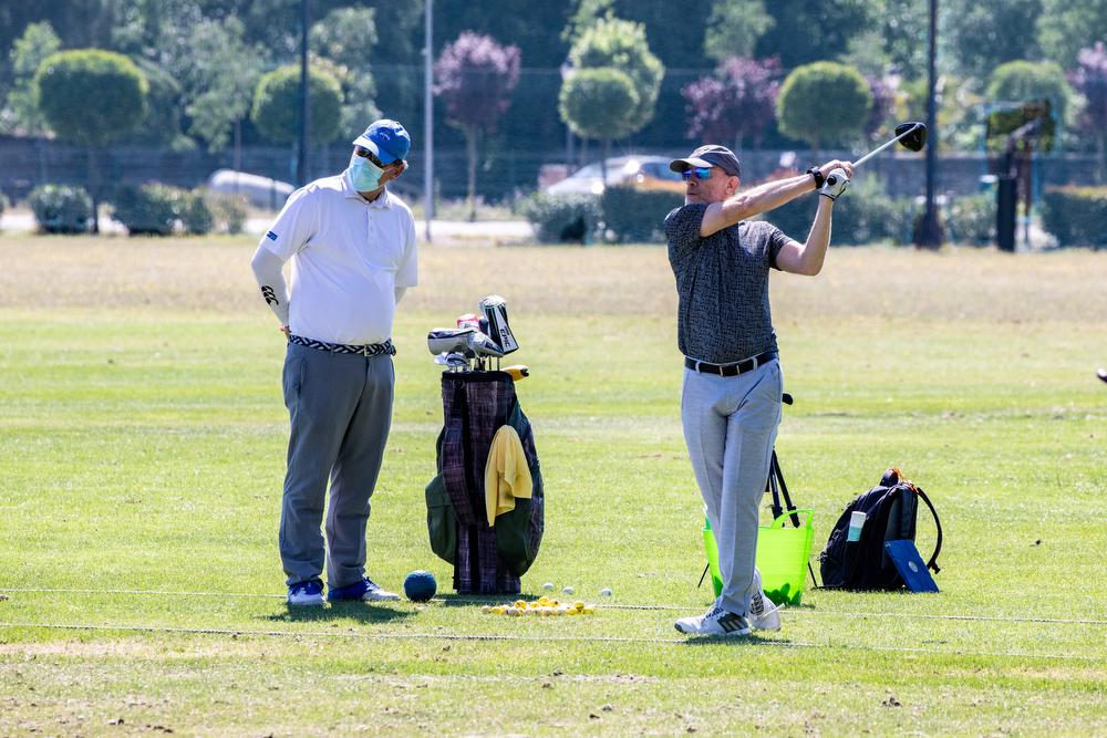 Jugadores en el campo de golf del Club. Foto: Miguel Ros