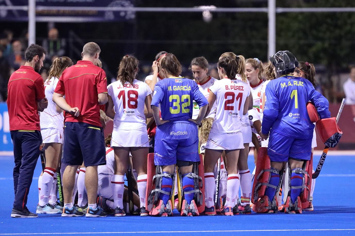 La portera María Ángeles Ruiz, en el campo de hockey del Club. Foto: Miguel Ros