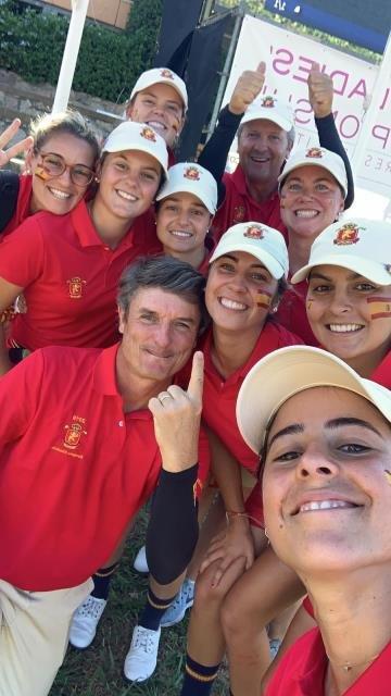 El equipo femenino de España celebra el segundo puesto en el Europeo Absoluto de golf.