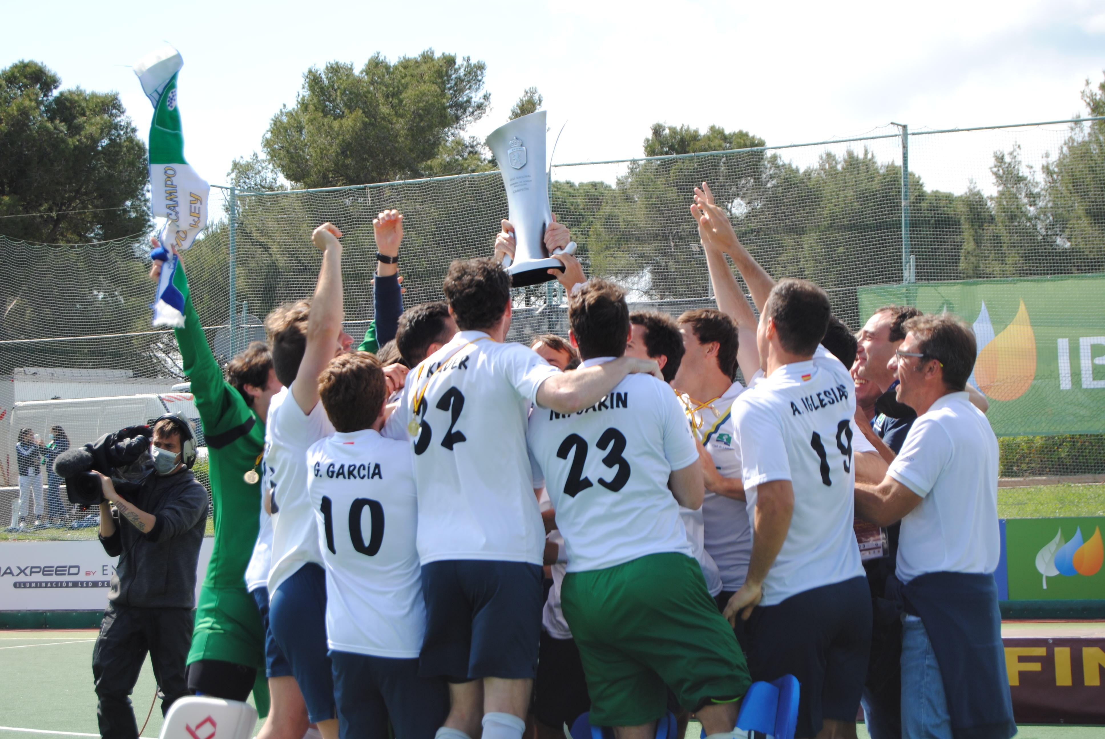 El equipo masculino celebra la primera liga masculina de hockey para el Club. Foto: Rfeh