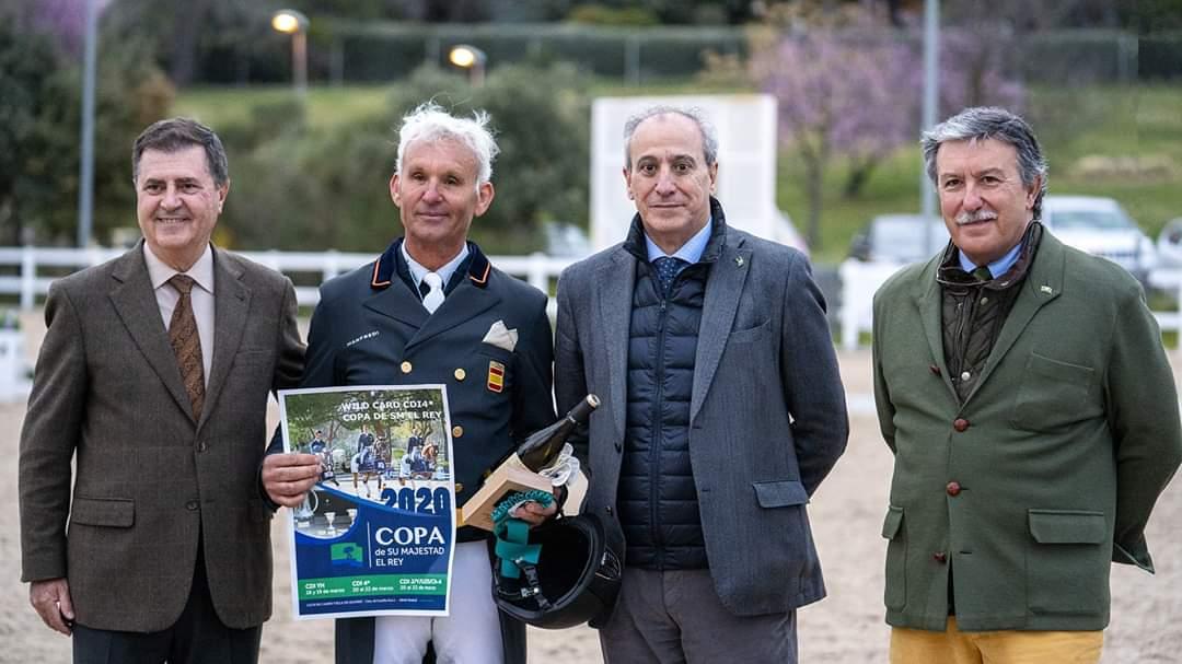 De izda. a dcha: Carlos Fernández Grande, Director del Complejo Deportivo del RACE; Juan Antonio Jiménez Cobo, ganador de la Wild Card; Juan Carlos Vera Pró, Gerente del Club; y Javier Cotarelo, Coordinador de Competiciones Hípicas del Club.