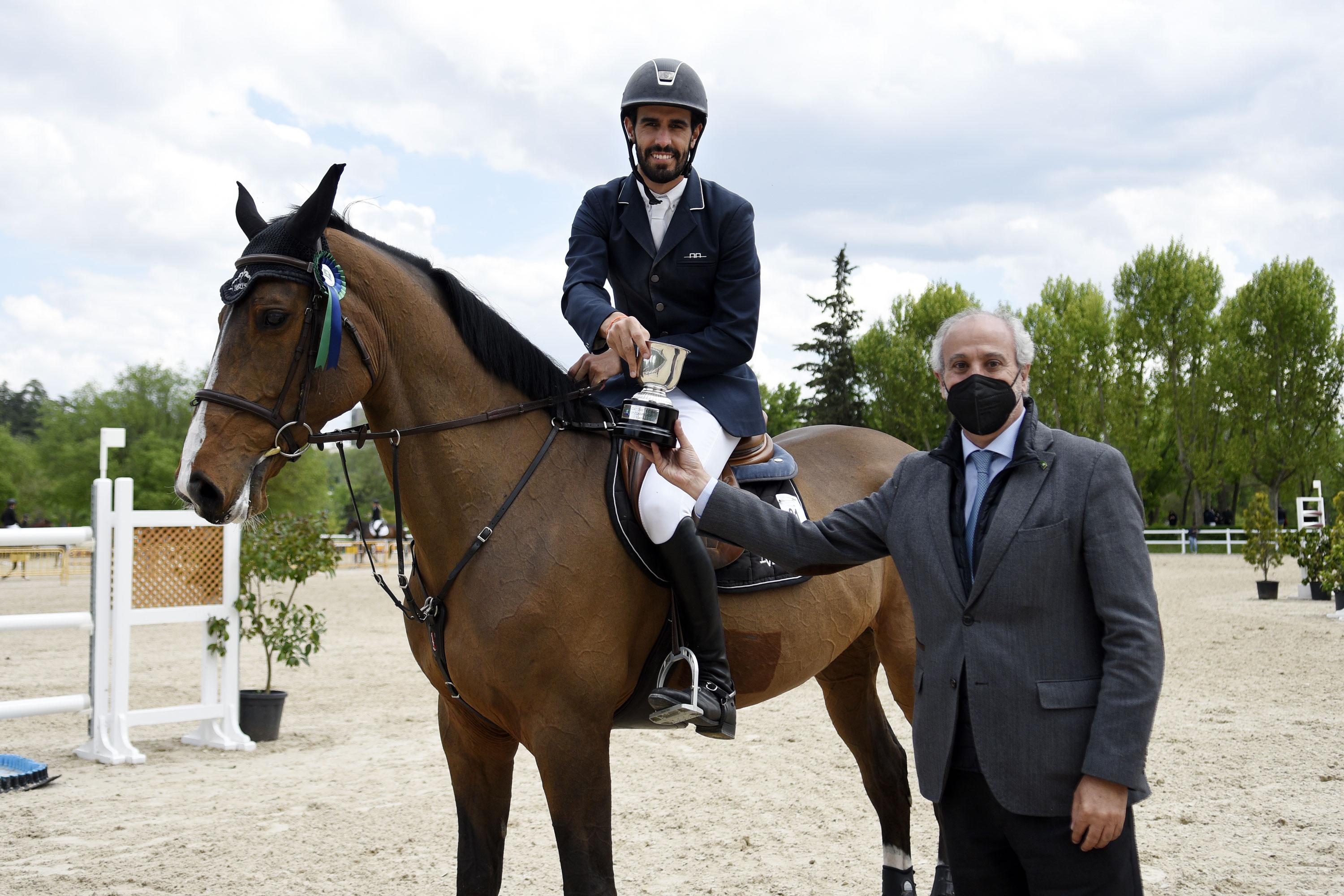 El campeón del Gran Premio, Manuel Añón, junto al gerente, Juan Carlos Vera Pró. Foto: OcioCaballo.com