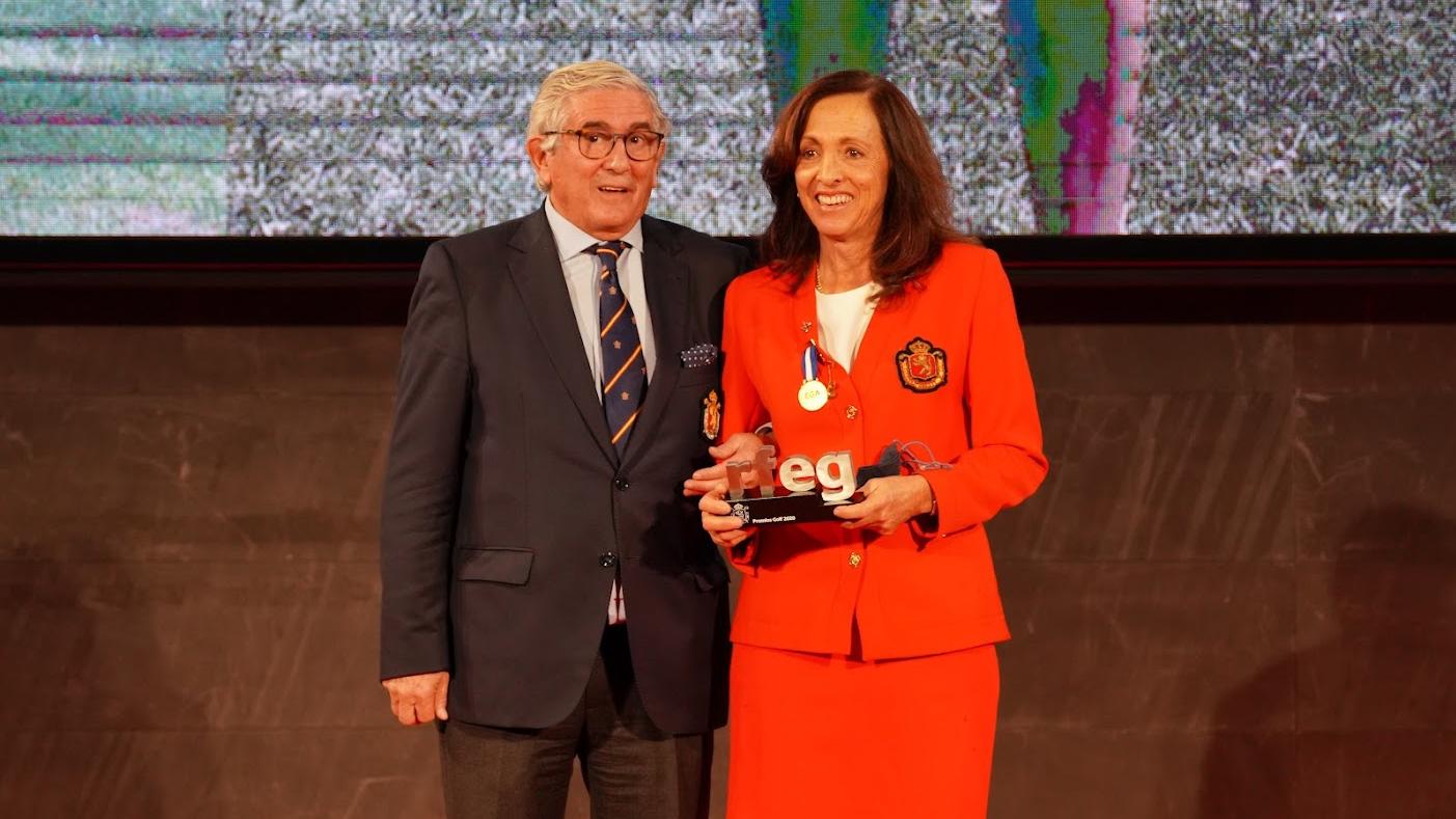 María de Orueta, junto al presidente de la Rfegolf, Gonzaga Escauriza. Foto: Rfegolf