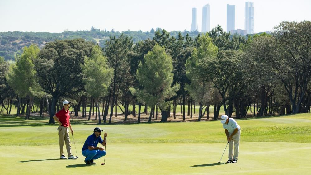 Tres jugadores en un green del Club de Campo. Foto: Miguel Ros