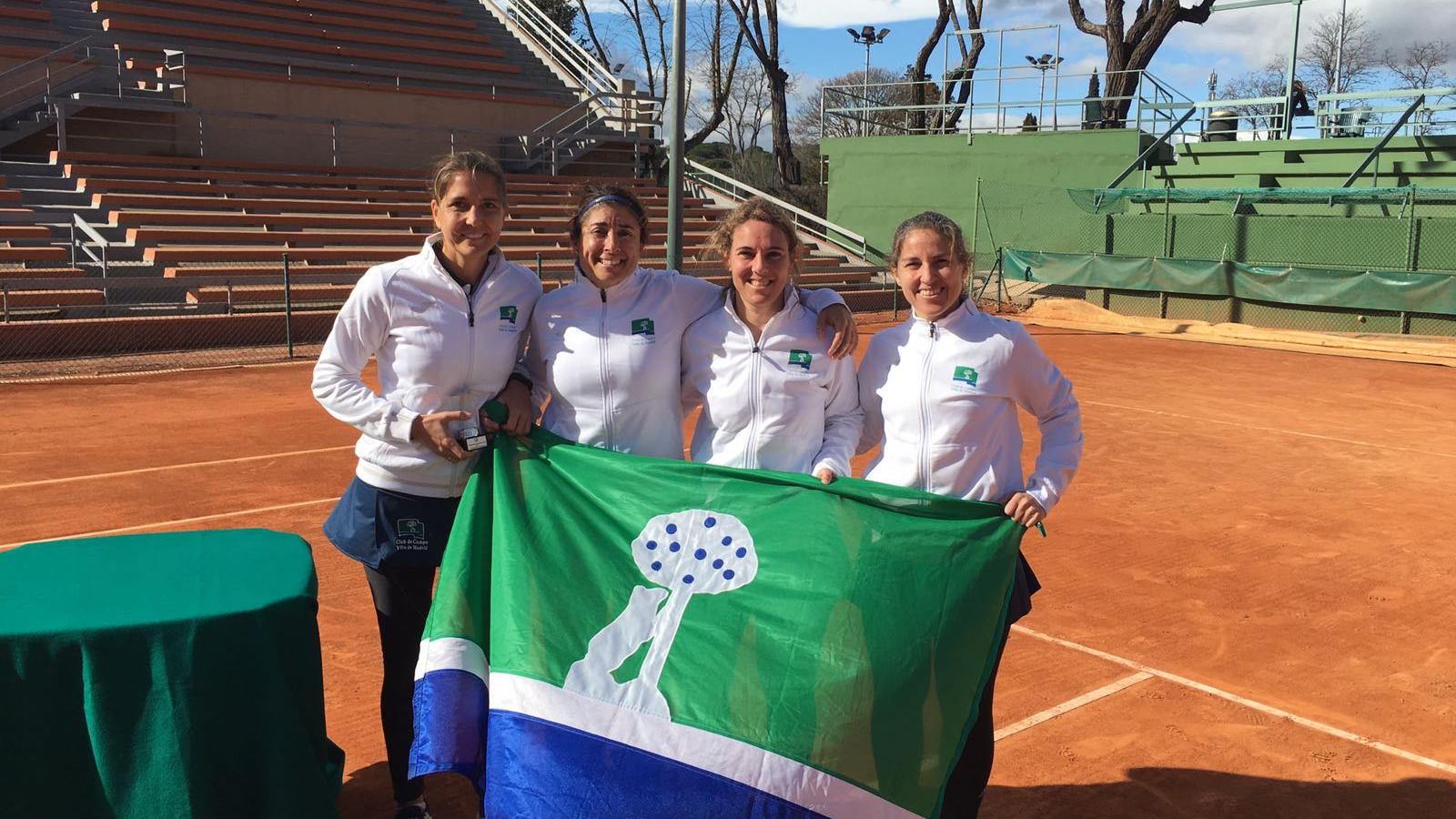 Alejandra Vilariño, María José Serrano, Chus Lara y Ruth Chinarro tras recoger el trofeo de subcampeón