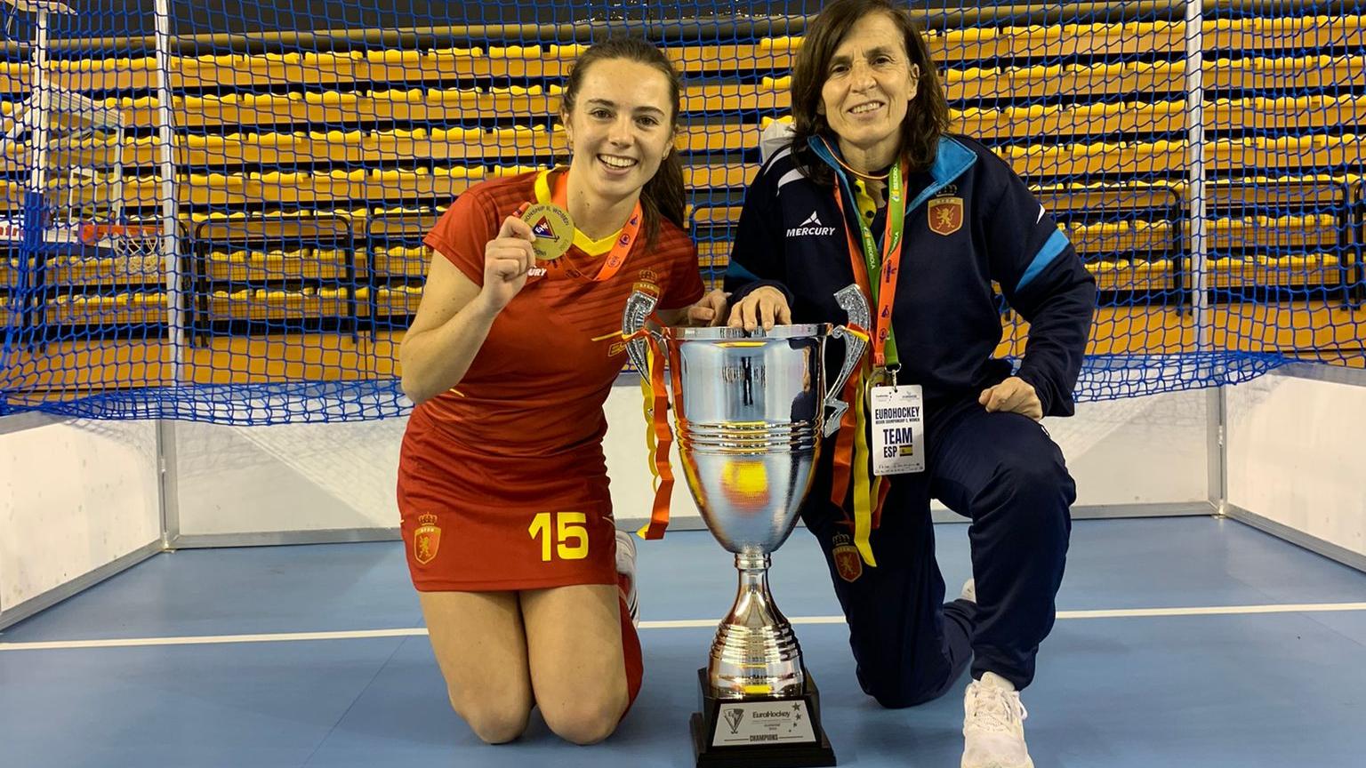 Lucía Monsalve (izda.) y Mariví González, campeonas del Eurohockey II.