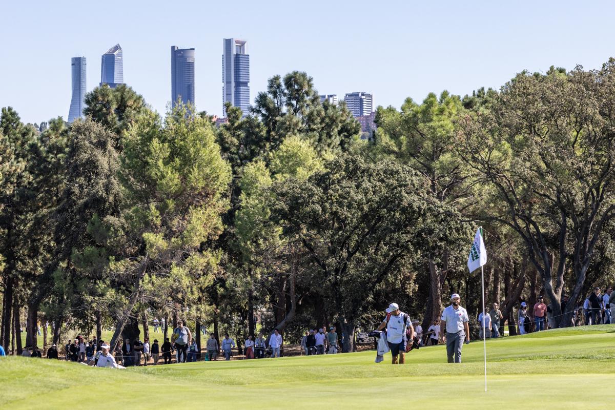 Jon Rahm se dirige al green de un hoyo del Club, con las torres de Madrid al fondo. Fotos: Miguel Ángel Ros / CCVM