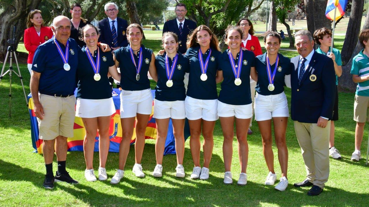 El equipo de Madrid subcampeón, con Blanca (tercera izda.) y Cayetana (segunda derecha) Fernández García-Poggio. Fotos: Rfegolf