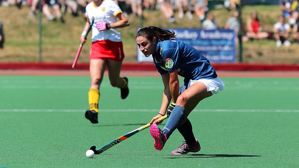 Bea Pérez controla la bola. Foto: Stefan Deems