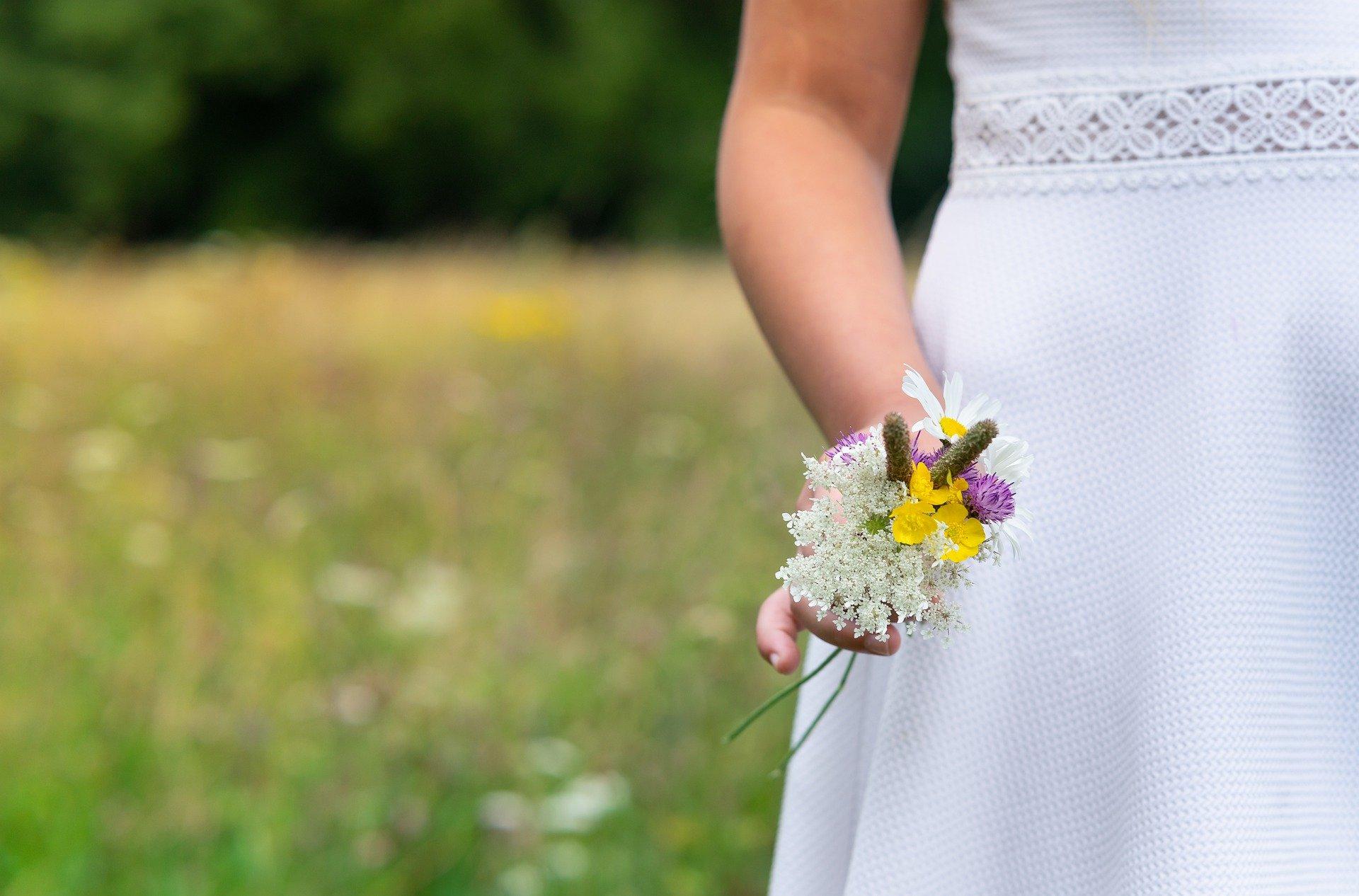 Detalle de una mano de una niña de comunión. Foto: Melk Hagelslag / Pixabay