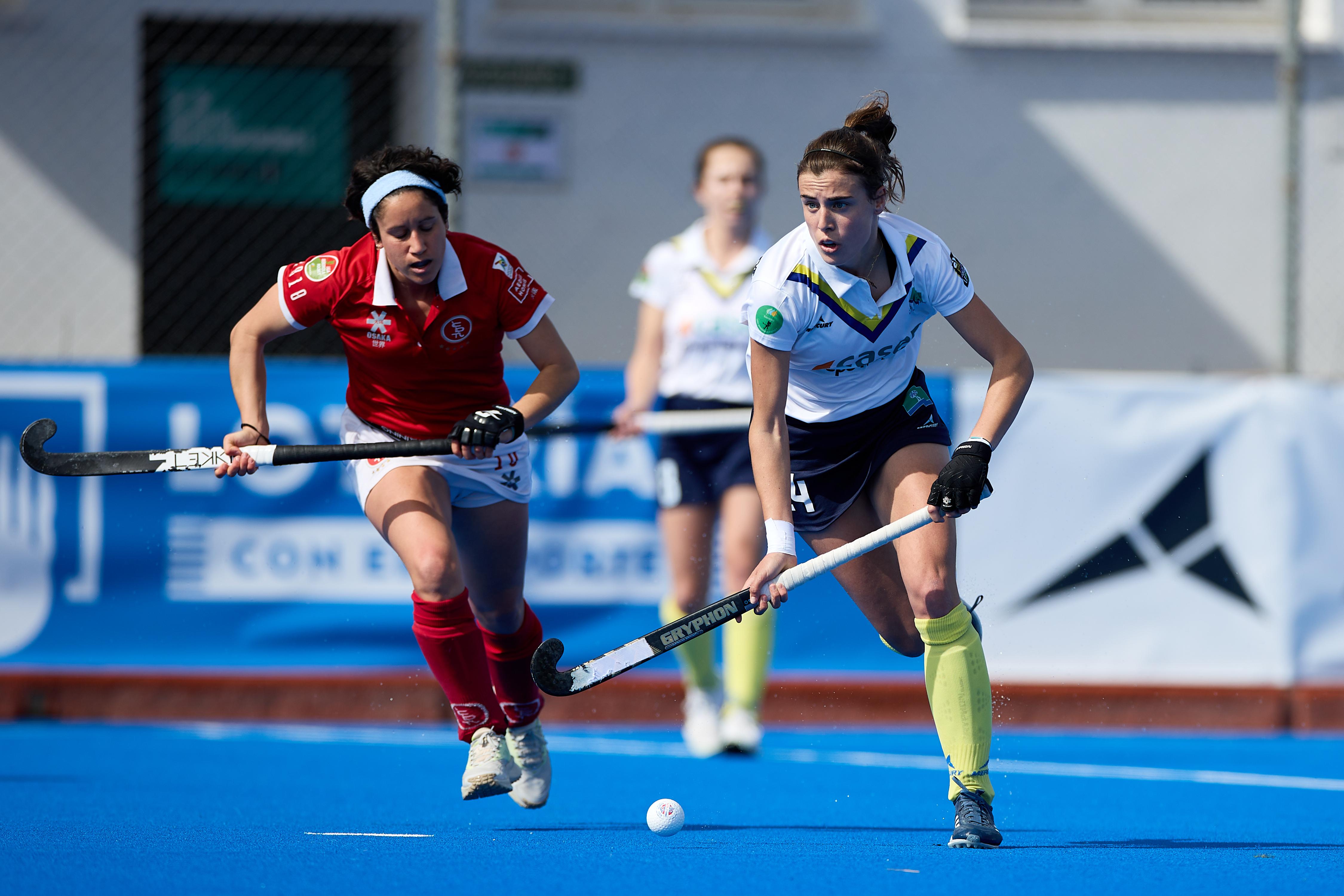 Alejandra Torres-Quevedo supera a una jugadora del CD Terrassa. Foto: Rfeh