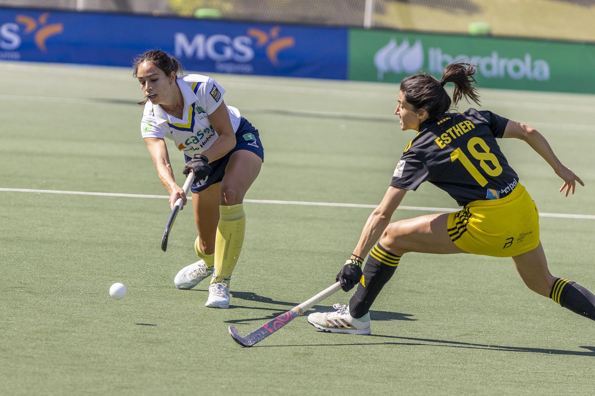 Candela Mejías pasa ante la oposición de una jugadora del Atlètic Terrassa. Foto: Miguel Ángel Ros / CCVM