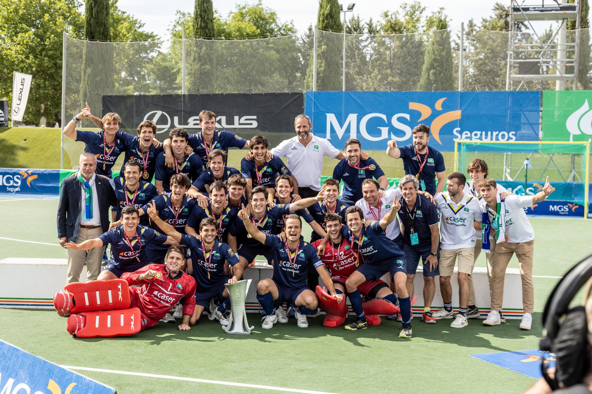 El Club de Campo masculino de hockey celebra el título de liga 23-24.