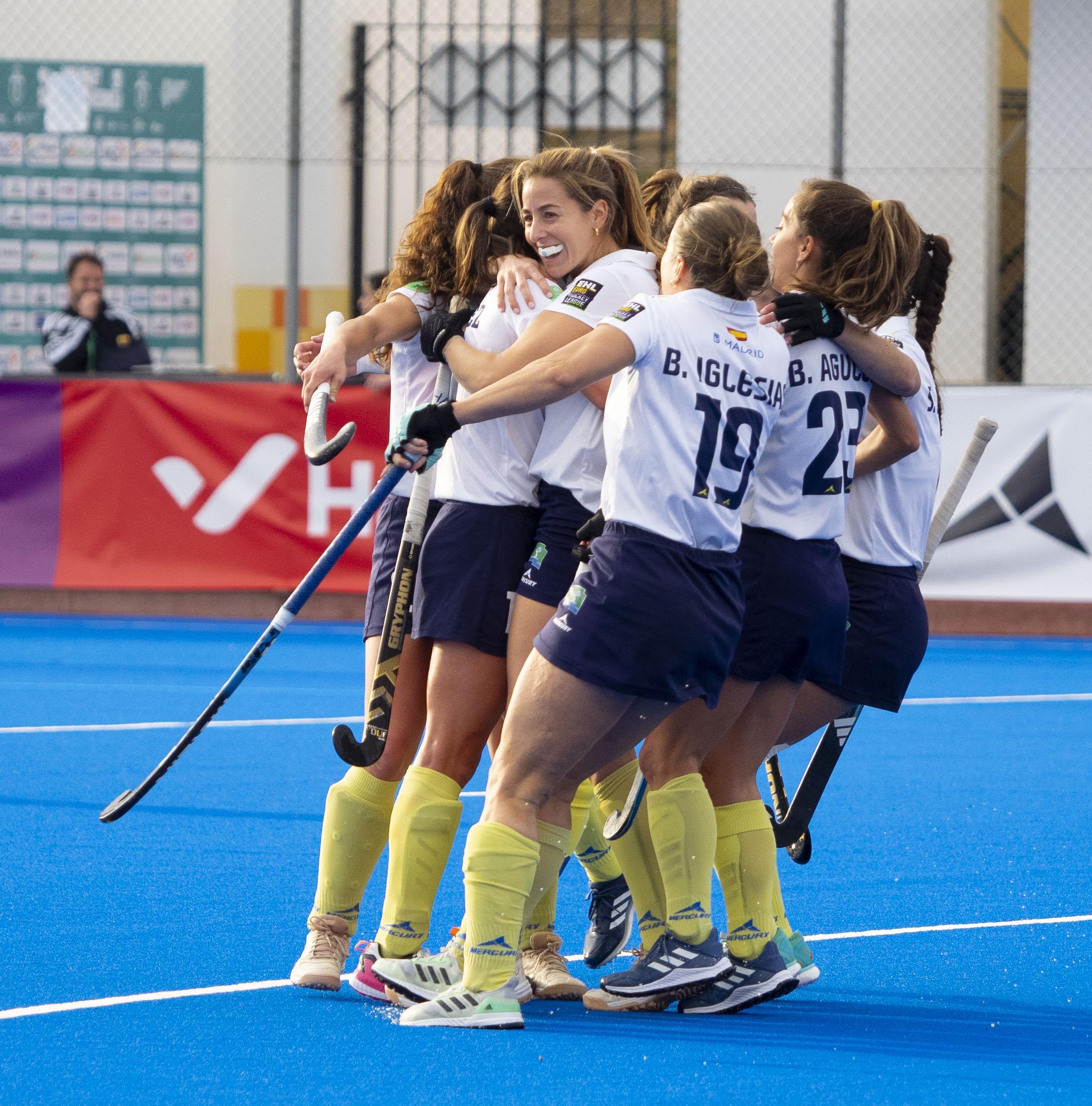 Las jugadoras de hockey del Club celebran un gol.