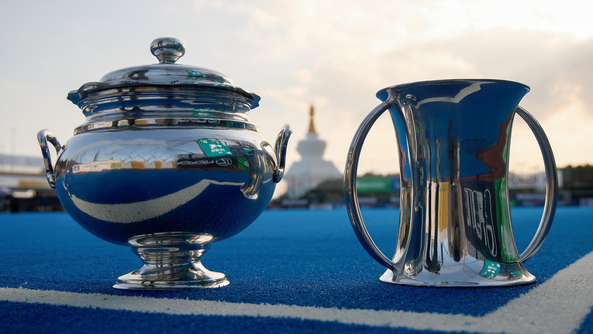 Trofeos de la Copa del Rey y de la Reina de hockey sobre hierba.