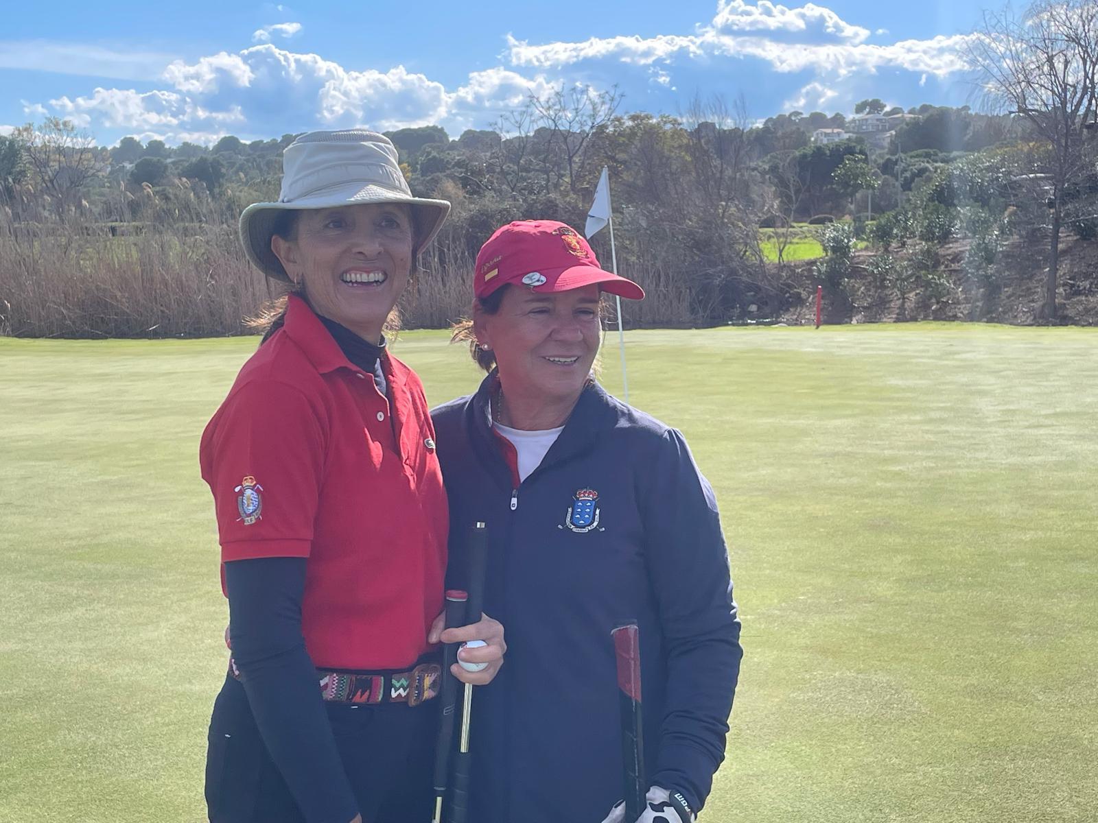 María de Orueta (izda.) y María Castillo, campeonas sénior. Foto: Rfegolf