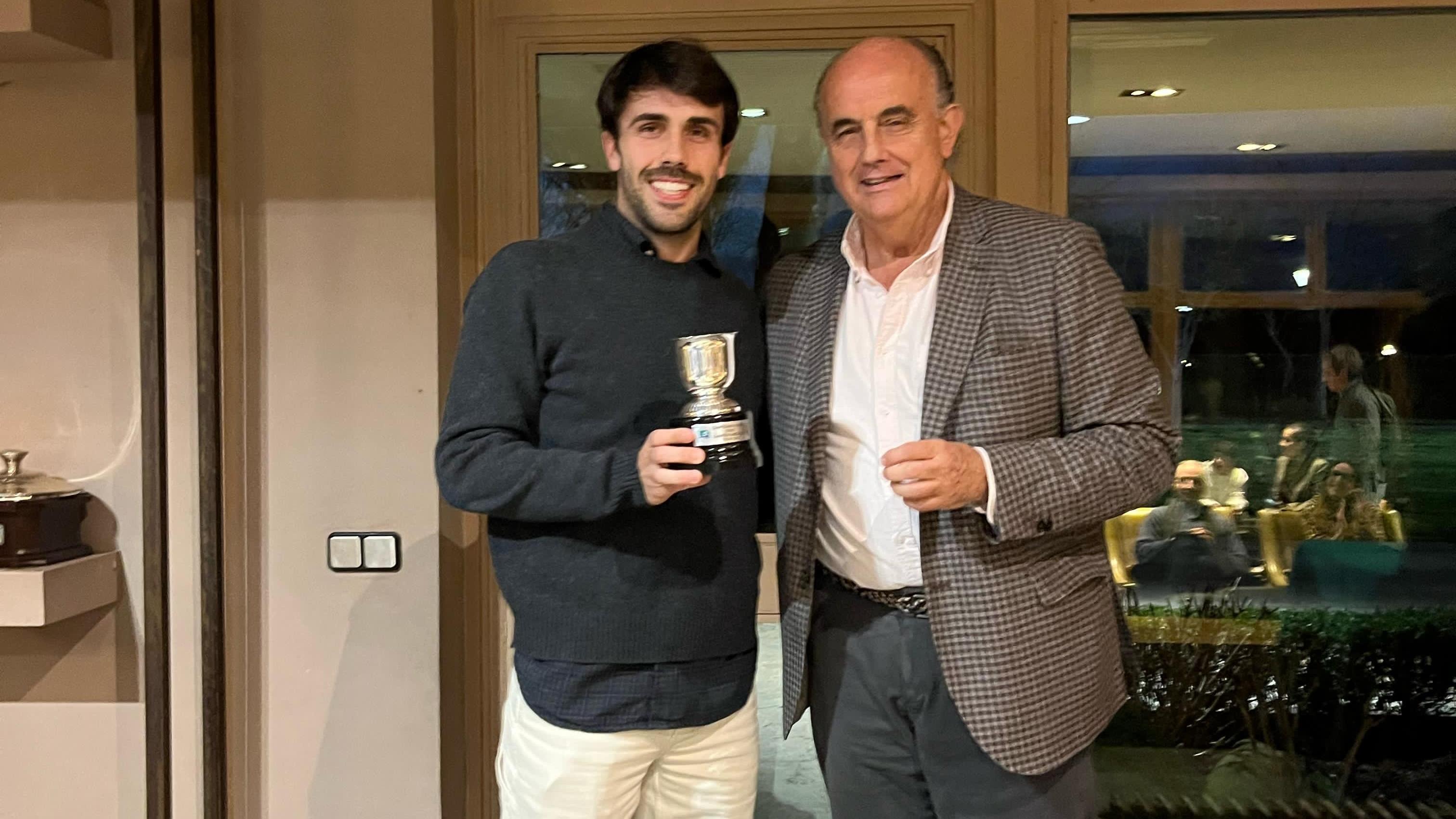 El campeón de tenis, Ignacio Álvarez de Mon, junto con el delegado de tenis, Antonio Zapatero.