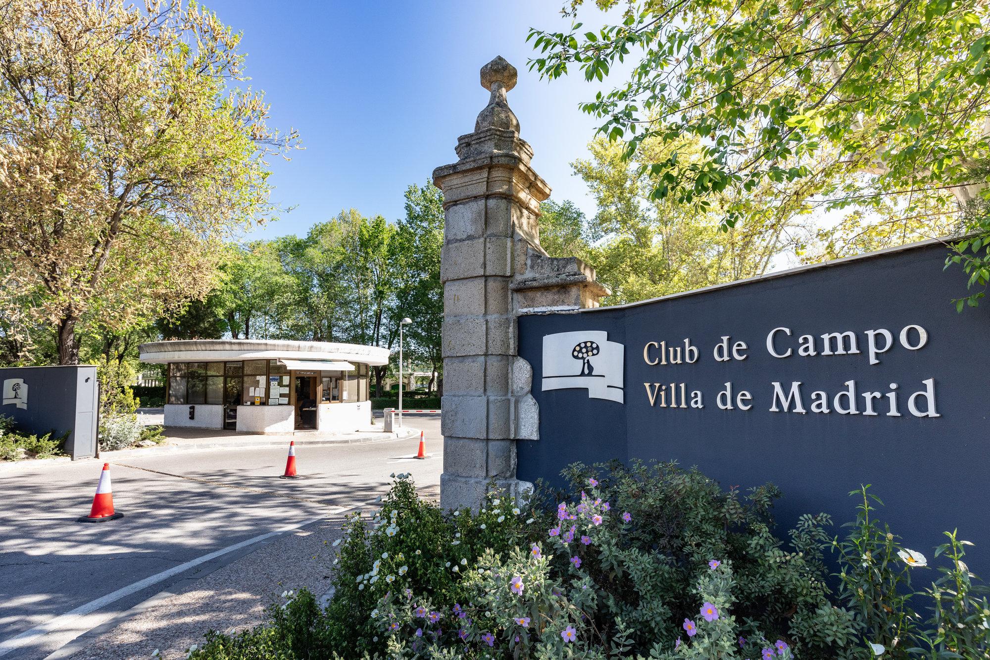 Acceso al Club de Campo Villa de Madrid por la carretera de Castilla, kilómetro 2.