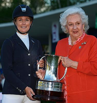 La Infanta Dña. Pilar entrega la Copa a Laura Renwick