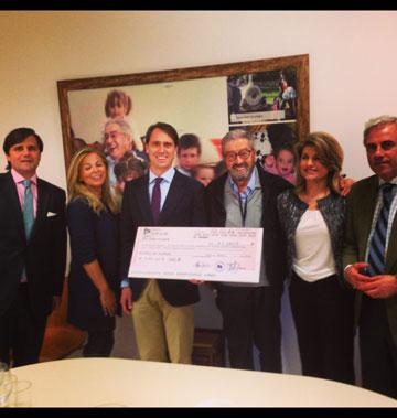 Alfonso Segovia entregando cheque a la Fundación Padre Garralda.