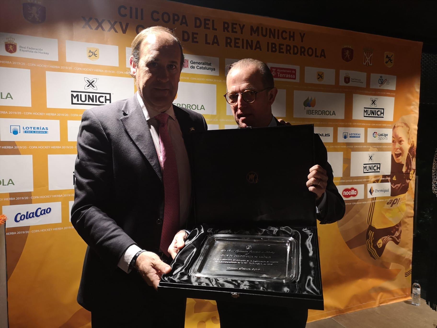 El delegado de hockey del Club, Ignacio Monsalve, recibe la Mención de Honor de la RFEH. Foto: RFEH