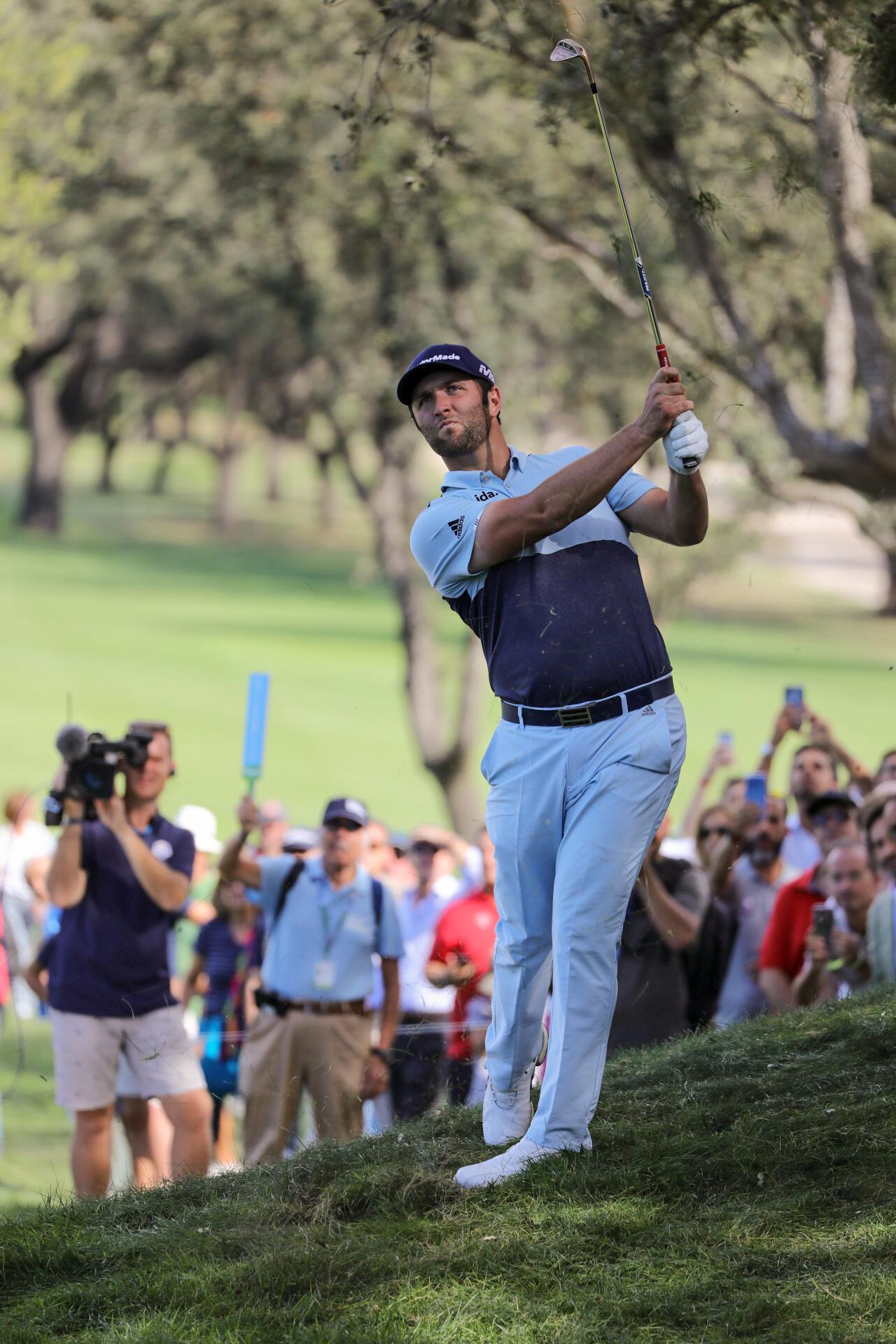 Jon Rahm golpea ante la atenta mirada del abundante público que le ha seguido. Foto: Miguel Ros