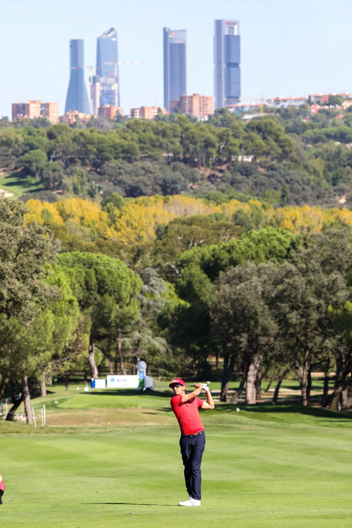 Rafael Cabrera Bello golpea la bola con las cuatro torres de Madrid al fondo. Foto: Miguel Ros