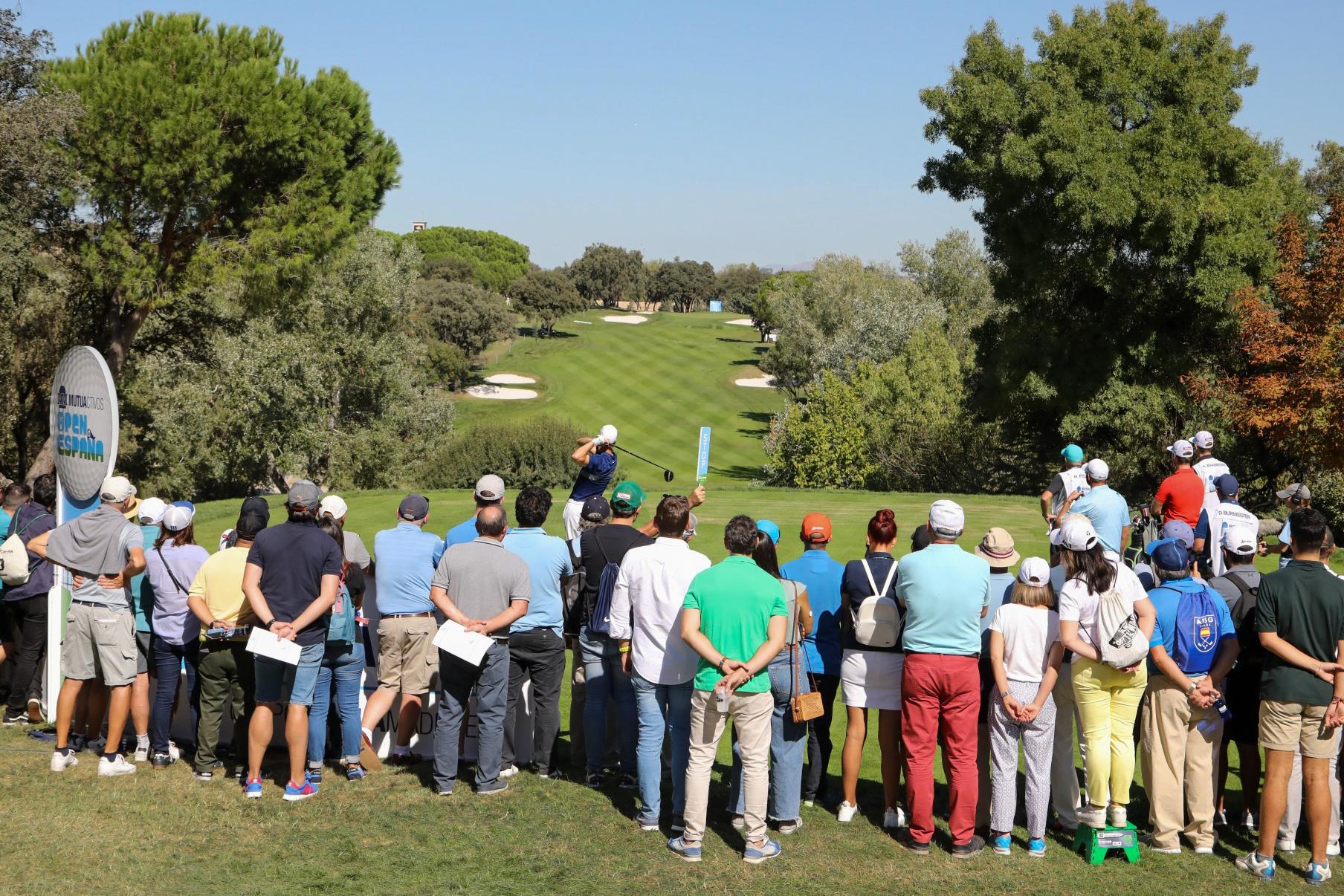 La afición, atenta al golpeo de un golfista desde el tee. Foto: Miguel Ros