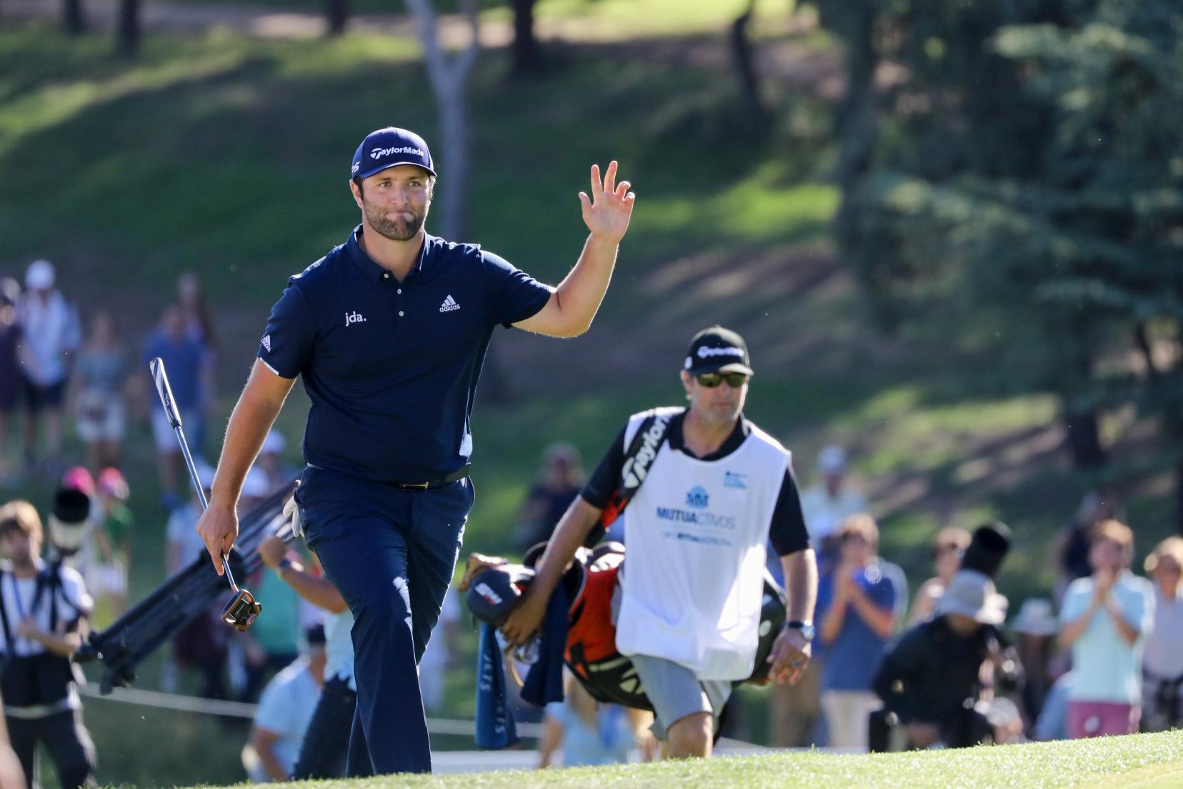 Jon Rahm saluda al numerosa público que le ha acompañado en su partido. Foto: Miguel Ros