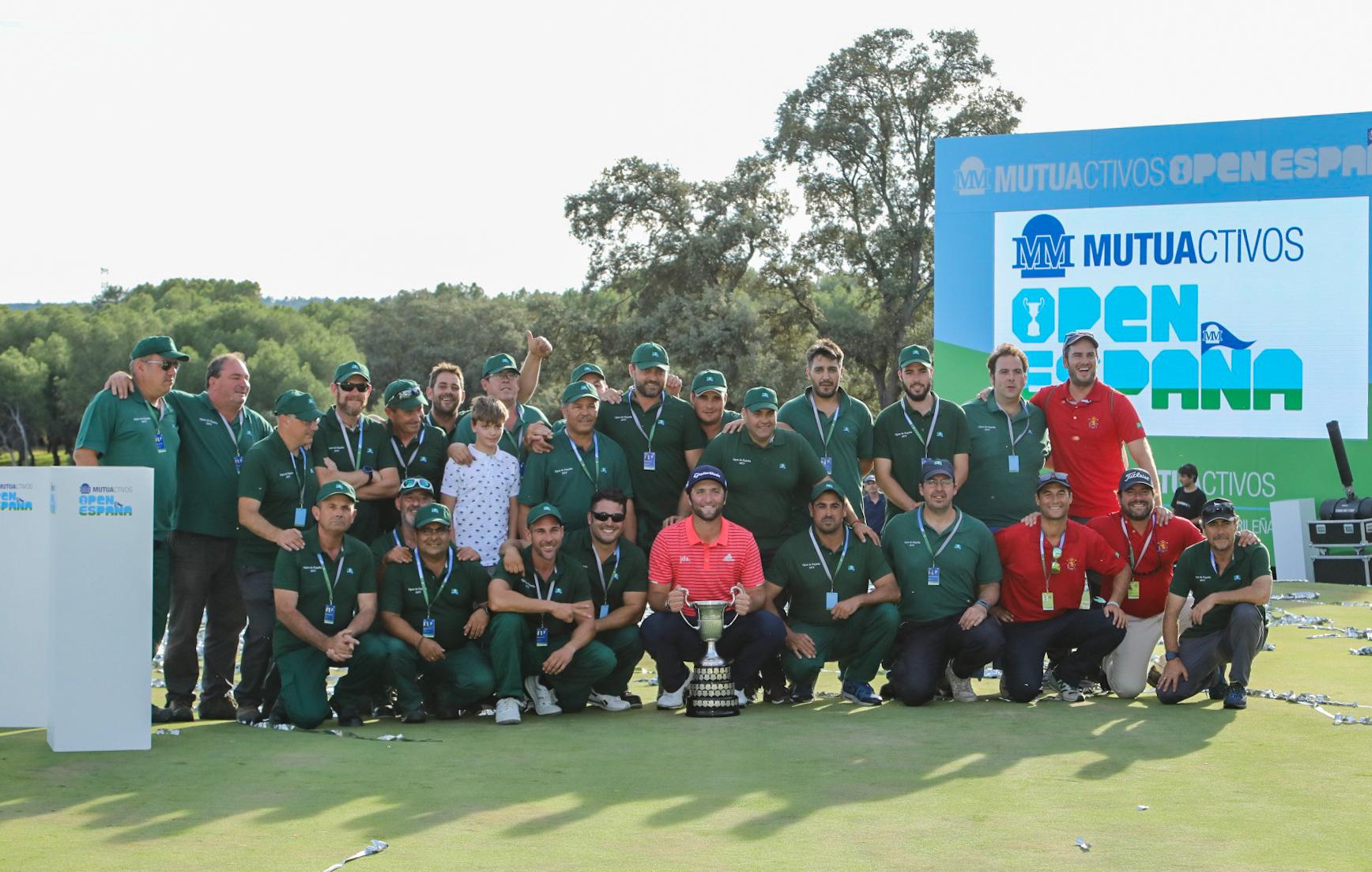 El campeón Jon Rahm posa con el equipo de mantenimiento del Club, al que ha agradecido su labor. Foto: Miguel Ros