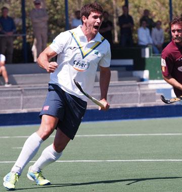 José Leandro Tolini celebra un gol contra el Egara