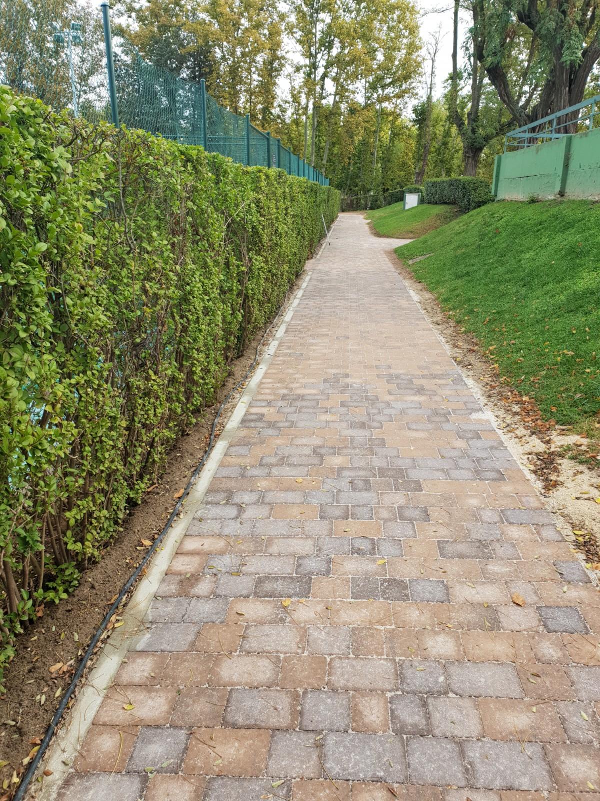 Sustitución del pavimento de los paseos principales entre pistas de tenis de tierra batida. 